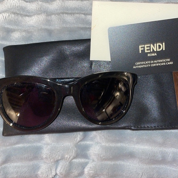 Fendi Sunglasses Black - Picture 2 of 4